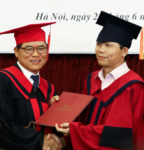 Người nước ngoài đầu tiên là Tiến sĩ Quan hệ quốc tế tại Việt Nam ảnh 2
